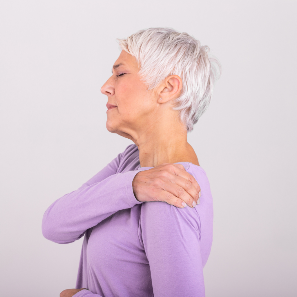 ρήξη στροφικού πετάλου woman in shoulder pain