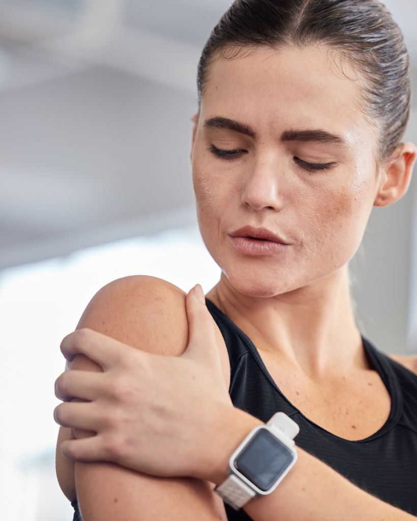 ασβεστοποιός τενοντίτιδα του ώμου woman in shoulder pain