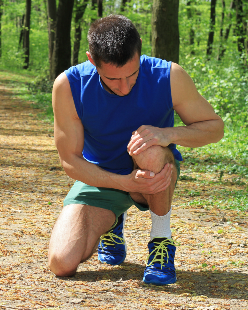 ρήξη χιαστών συνδέσμων man in knee pain